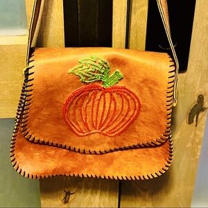 VINTAGE… Leather shoulder bag / purse with 🪡🍎​